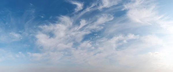 Amplio Panorama Del Cielo Con Nubes Plumas Durante Día — Foto de Stock