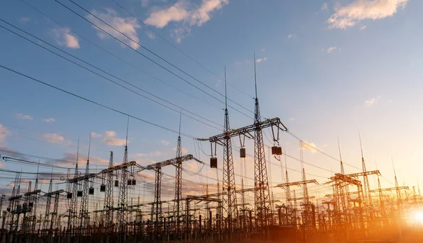 Pilones Línea Energía Durante Atardecer Con Hermoso Cielo Saturado Distribución Imagen de stock