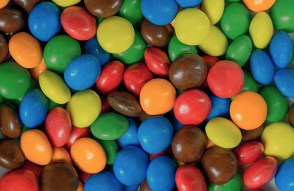 Close-up de uma pilha de chocolate colorido revestido de doces — Fotografia de Stock