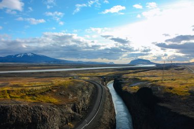 Izgaralı yazı ile İzlanda doğa ve dağ manzarası