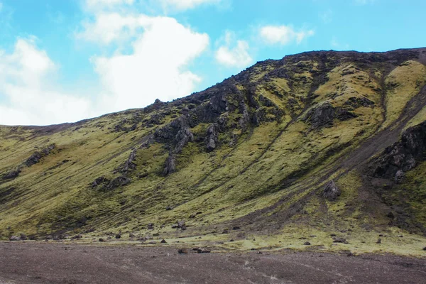 アイスランドの自然と緑の山々 の風景 — ストック写真