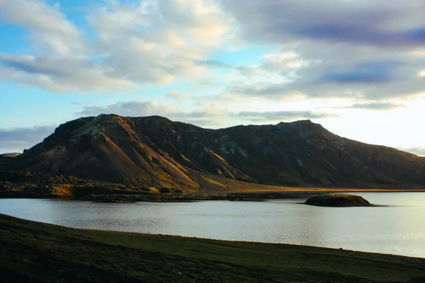 Natureza islandesa e montanhas paisagem com lago — Fotografia de Stock