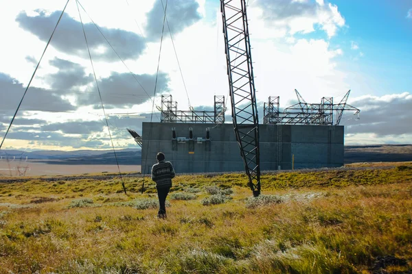 Man nära elektriska post, Island landskap Royaltyfria Stockbilder