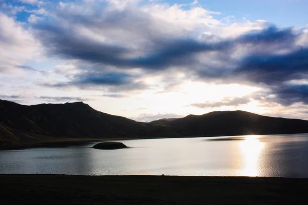 Hermoso paisaje de montaña de Islandia con lago —  Fotos de Stock