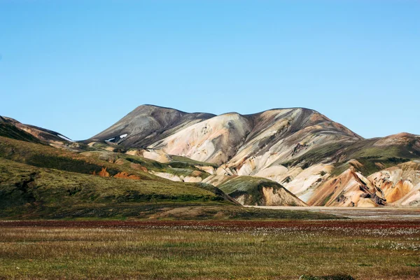 Paysage islandais. Belles montagnes et zone volcanique avec — Photo