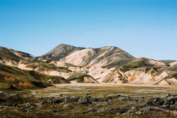 Paysage islandais. Belles montagnes et zone volcanique avec — Photo