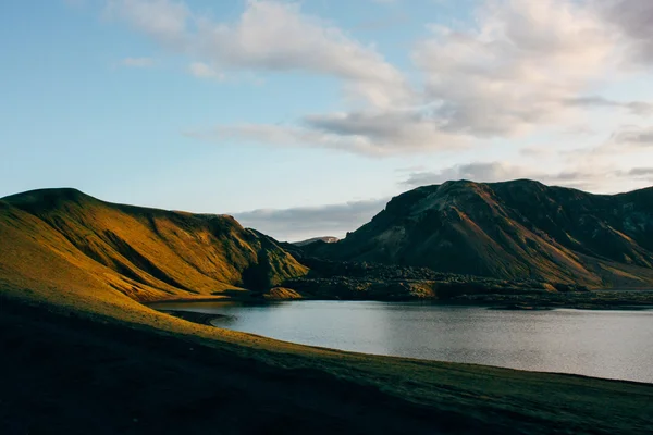 Красивый горный пейзаж Исландии с озером — стоковое фото