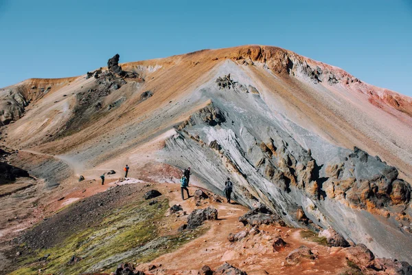 Paysage islandais avec tourisme de montagne à Landmannalaugar — Photo