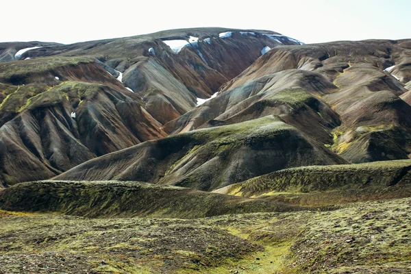 Paysage islandais. Belles montagnes et zone volcanique avec — Photo