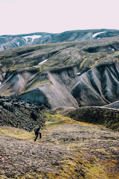 Landmannalaugar, Iceland - 21 August 2014: icelandic landscape with mountain tourist on 21 August 2014, in Iceland — Stock Photo, Image