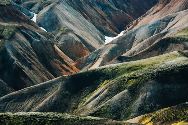 Paysage islandais. Belles montagnes et zone volcanique avec — Photo