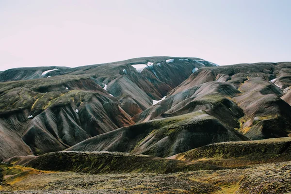 Paysage islandais. Belles montagnes et zone volcanique avec — Photo