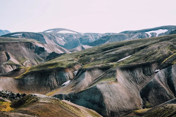 Paisaje islandés. Hermosas montañas y área volcánica con — Foto de Stock