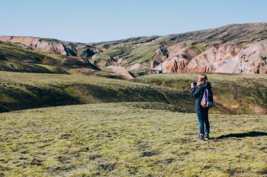 Landmannalaugar dağ turist ile İzlanda manzara