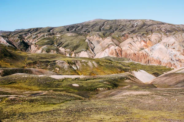 Paisagem islandesa. Lindas montanhas e área vulcânica — Fotografia de Stock