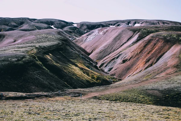 Ісландський краєвид. Красиві гори і вулканічна зона — стокове фото