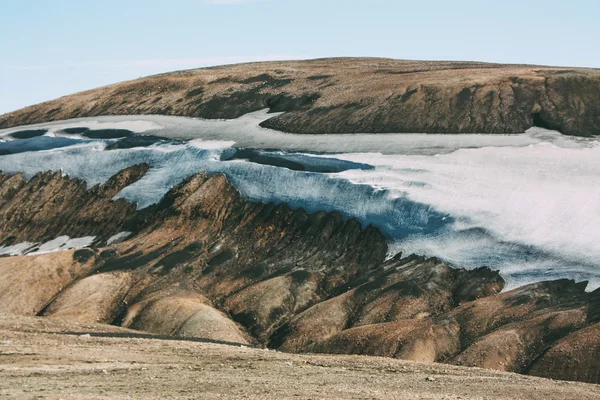 Ісландський краєвид. Красиві гори і вулканічна зона — стокове фото