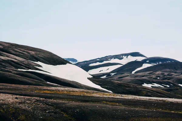 Исландский пейзаж. Красивые горы и вулканическая зона — стоковое фото