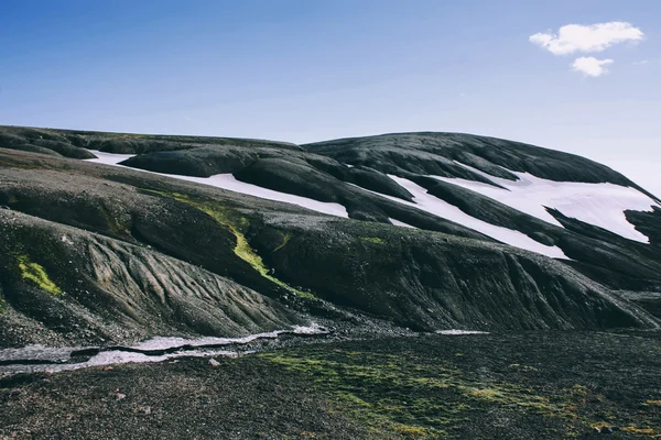 Icelandic landscape. Beautiful mountains and volcanic area — Stock Photo, Image