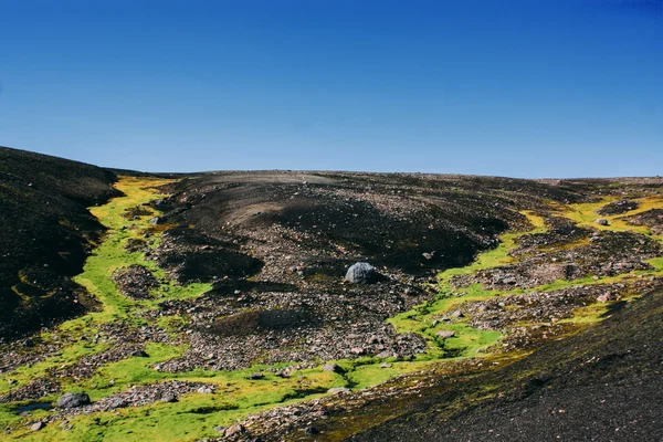 Paysage avec mousse en Islande. Tourisme de montagne et volcanique sont — Photo