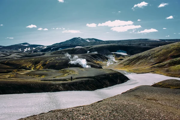 Paisagem com musgo e rio de neve na Islândia. Turismo de montanha — Fotografia de Stock