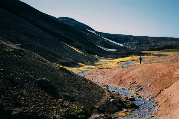 Randonnée pédestre à Landmannalaugar, paysage de montagne en Islande — Photo