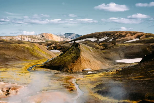 Krajina s mechem a sněhu na Islandu. Horská turistika — Stock fotografie