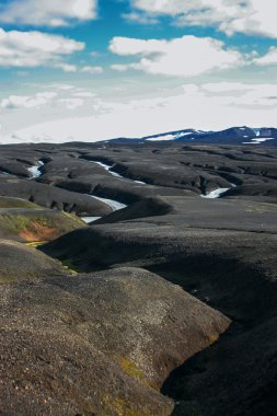 İzlanda yosun ile manzara. Dağ ve volkanik alan