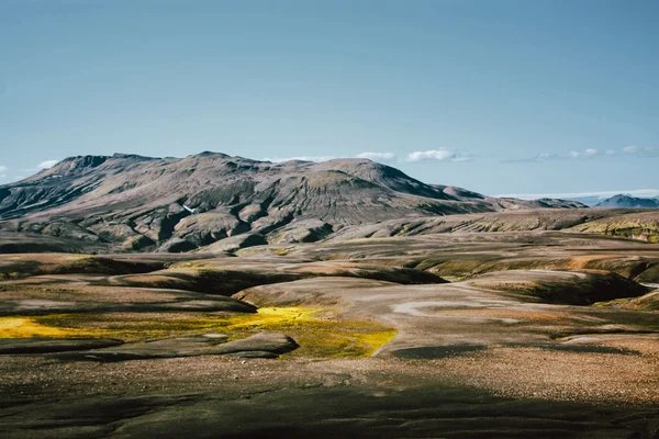 İzlanda yosun ile manzara. Dağ ve volkanik alan — Stok fotoğraf