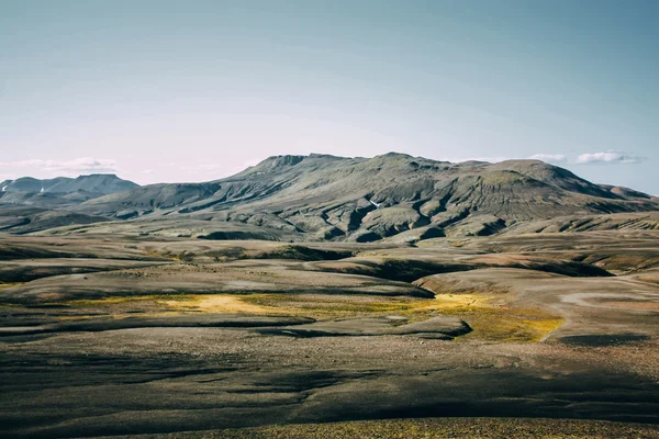 Landskap med mossa på Island. Berg och vulkaniska området Royaltyfria Stockfoton