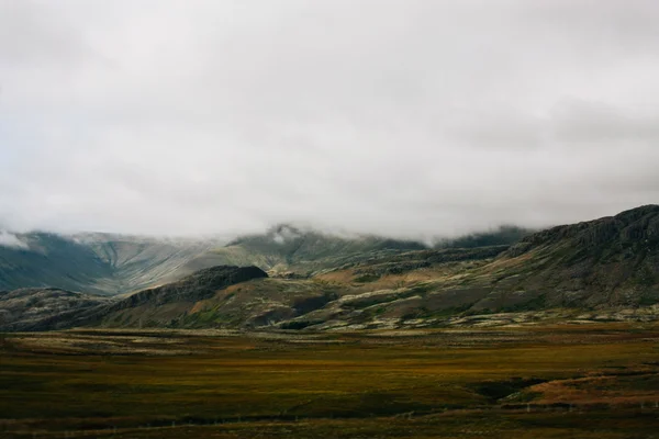 Paisaje islandés de montañas verdes —  Fotos de Stock
