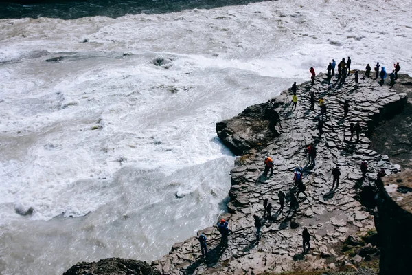 Gullfoss-Wasserfall mit Menschen auf Felsen in Island — Stockfoto