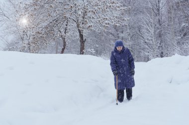 Yalnız yaşlı kadın