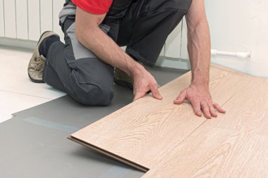 Bir laminat odasında montajı