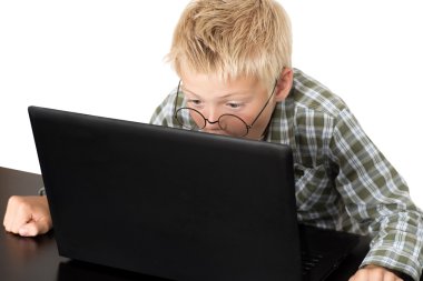 Belgili tanımlık laptop çocukla