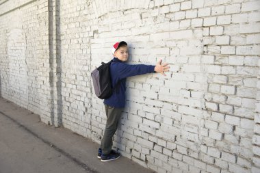 Genç düşünceli bir göz ile. Arka plan tuğla duvar