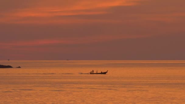 Longtail båt i gyllene ljus — Stockvideo