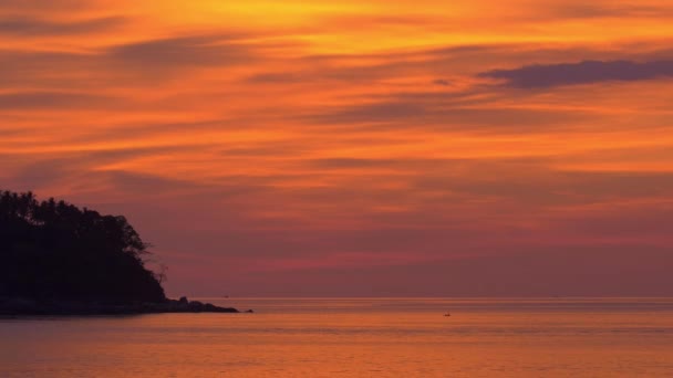 Île tropicale contre le ciel doré 