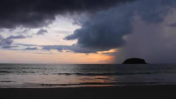 Tormenta de lluvia sobre el Timelapse de la isla tropical — Vídeos de Stock