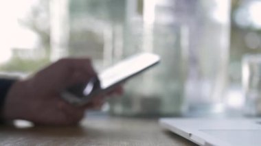 Bir adam akıllı telefon kullanma