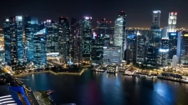 Singapur Timelapse manzarası trafik ve gökdelenler Pan ile gece