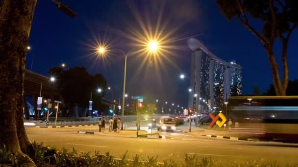 Singapur Timelapse Raffles Ave en los coches de tráfico nocturno — Vídeo de stock