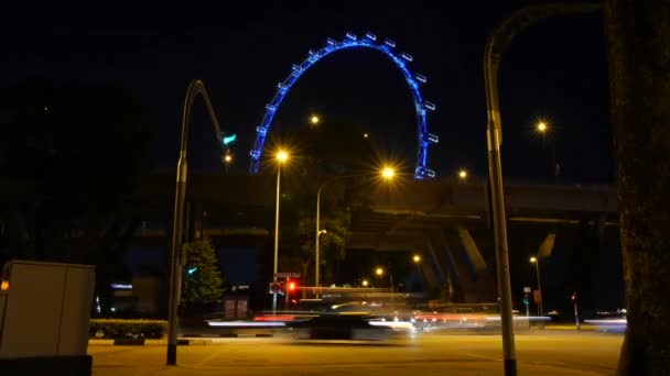 Singapore Flyer Timelapse Temasek Ave en los coches de tráfico nocturno — Vídeo de stock