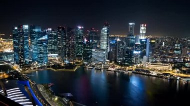 Singapur Timelapse manzarası trafik ve gökdelenler ile gece