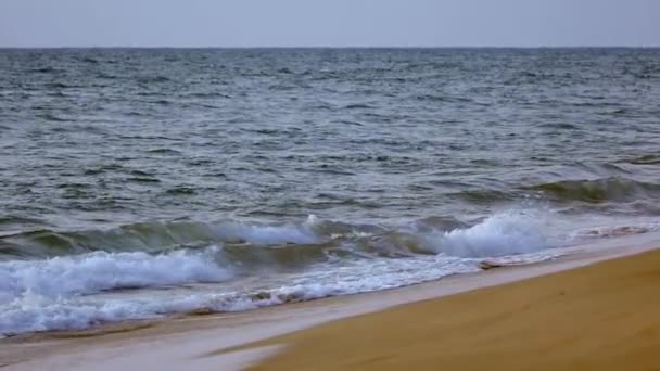Vlny oceánu válcování a rozdělení na pláži - Zpomalený pohyb — Stock video