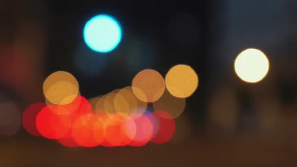 Grand trafic de la ville la nuit bokeh - vraie caméra flou déconcentré — Video