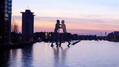 Berlin Timelapse - Spree Nehri ve Berlin siluetinin alacakaranlıkta - Hd kamera Pan