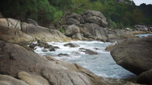 Cinemagraph lus van de golven breken over kliffen / vallende stenen in tropisch Azië (Thailand) — Stockvideo