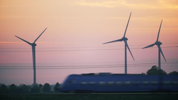 Cinemagraph van trein en windturbines in rurale landschap Zweden — Stockvideo