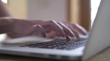 Dizüstü bilgisayar - iş, ofis, iş, şirket, teknoloji yazarak kadın